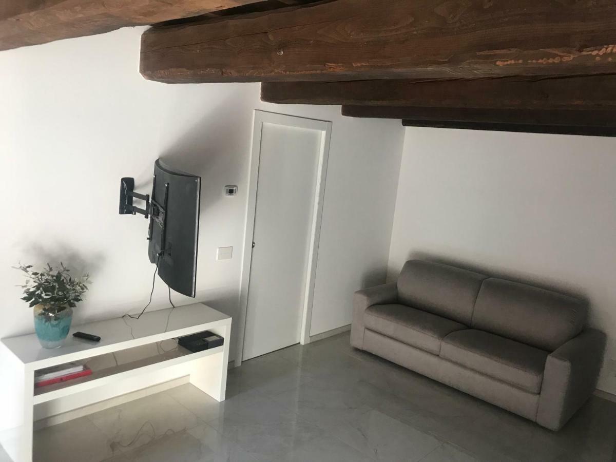 Moderno Affaccio Su Via Mazzini Appartement Ferrara Buitenkant foto