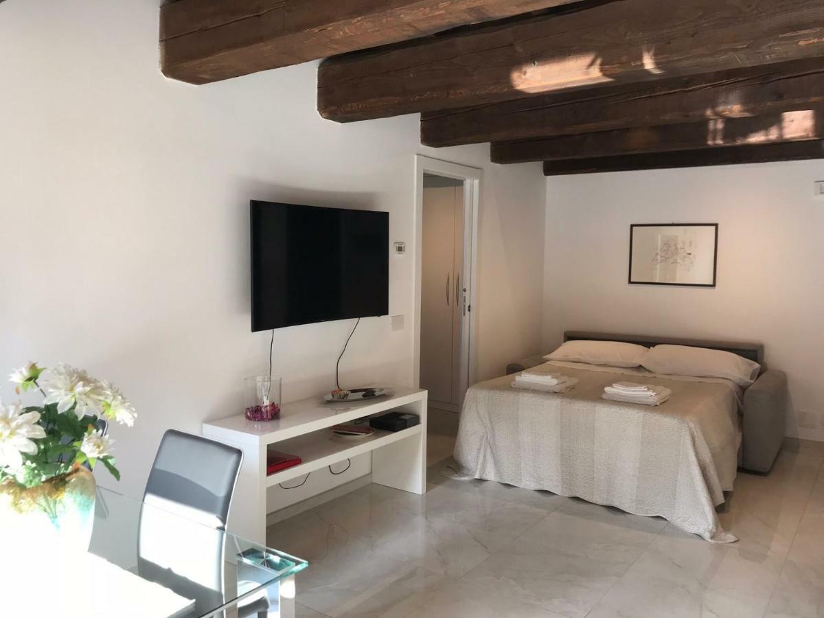 Moderno Affaccio Su Via Mazzini Appartement Ferrara Buitenkant foto